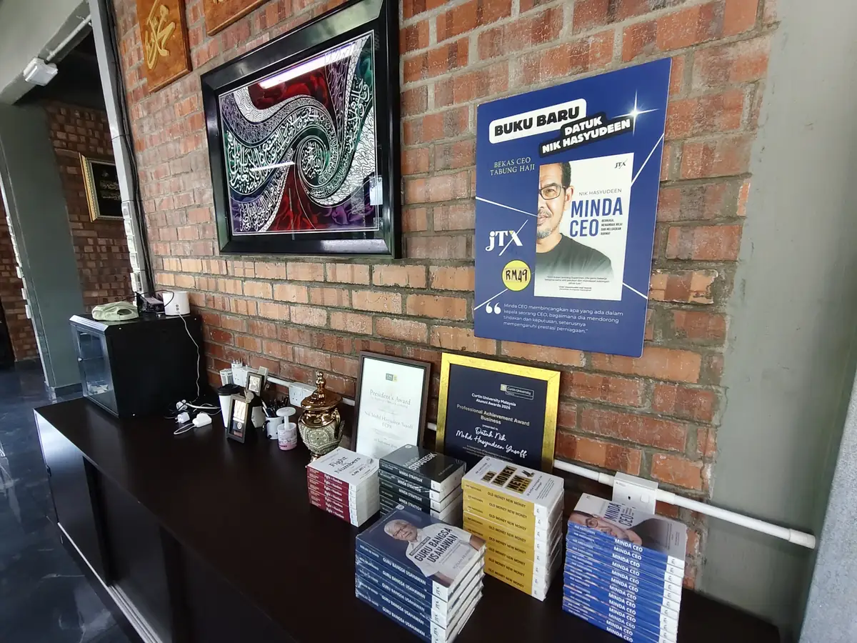 Kaunter pameran buku di dalam bangunan utama