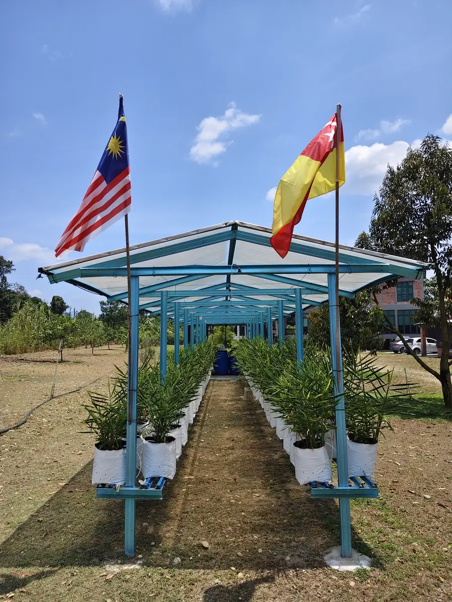 Laluan bertanam di bawah rangka biru dengan bendera Malaysia dan Selangor