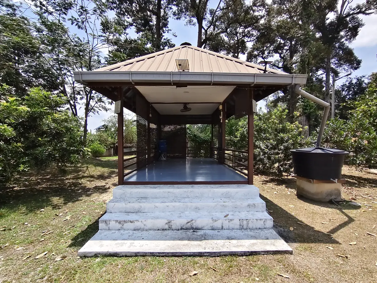 Surau terbuka, dicapai melalui tangga konkrit di bawah pokok